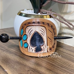 Nouveau peint à la main en cuir véritable usiné Barrette à cheveux avec bâton en bois élégant Vintage Spade Print personnalisé Messy Bun Accessoires - Product Image 1