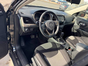 Voiture d'occasion abordable Jeep Cherokee Sport 2015 conduite à gauche - Product Image 4