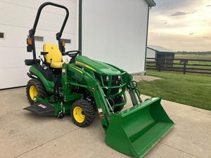 Tractor John Deere 1025R con Cortacésped 120R y Cargador Automático, Nuevo, Solo 76 Horas, Venta de Componentes Principales, Canadá - Product Image 5