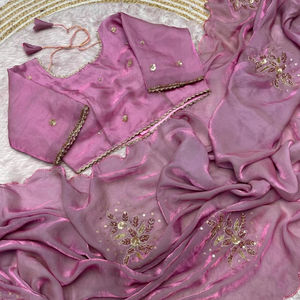 Sari en satin Fandy traditionnel indien élégant et exclusif le plus vendu pour les mariages et les fêtes pour les femmes de la boutique indienne - Product Image 1