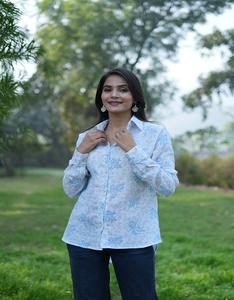 Chemise ample à imprimé floral pour femmes, haut décontracté d'été avec manches longues et détails à revers, tissu respirant pour un confort quotidien - Product Image 2