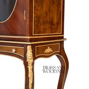 Vitrine classique de luxe en bois avec ornements en laiton - Product Image 5