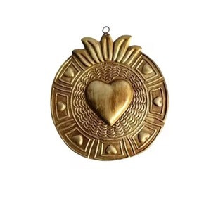 Milagros Colgantes de Metal con Acabado Dorado Antiguo, Sagrado Corazón, Decoración Navideña para Exteriores, Regalo Católico, Hecho a Mano, Personalizable - Product Image 1