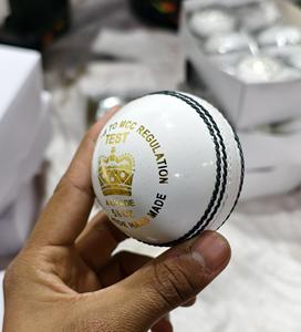 Balle de cricket blanche de haute qualité OEM avec logo personnalisé 4 pièces cousues à la main en cuir pour le match et l'entraînement - Product Image 1