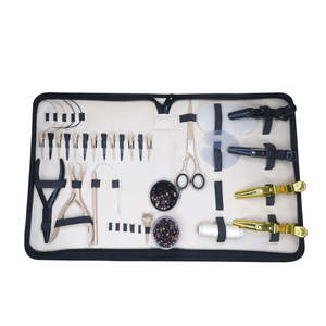 เข็มรูปตัว C สีทองและสีดำทำจากสแตนเลส สำหรับงานร้านเสริมสวย พร้อมห่วงเกี่ยวด้ายขนาดเล็ก ผลิตจากโลหะและเหล็ก - Product Image 1