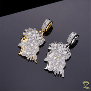 Bijoux religieux bicolores glacés avec baguette et diamants ronds de laboratoire VVS pour un look audacieux - Product Image 5