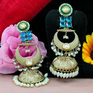 Pendientes de moda tradicionales Jhumkas dorados indios detallados de diseño intrincado para niñas y mujeres para un aspecto étnico clásico - Product Image 2