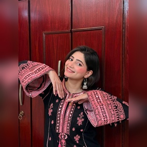 Conjunto étnico de georgette multicolor de última tendencia con detalles de bordado Resham y dupatta elegante, colección 2025 - Product Image 3