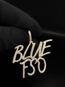 Colgante de Hip Hop Personalizado de Acero Inoxidable con Diamantes y Caja de Regalo - Product Image 3