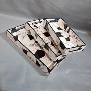 Plateau en bois New Look avec finition noire et blanche brillante et doublure dorée pour un affichage élégant et un service de nourriture - Product Image 5