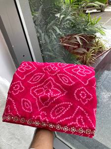 Sari en georgette pur très tendance avec imprimé bandhani sur toute la surface, sari en georgette bandhani avec un design de dentelle complexe - Product Image 5