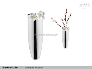 Vase décoratif en métal Winko WINTER BLOOM, avec décoration de fleurs de prunier argentées, finition miroir - Product Image 1