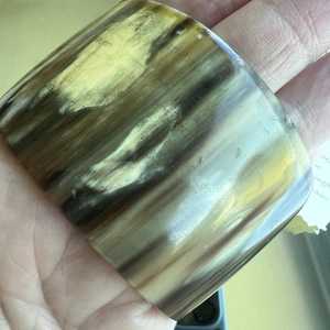 Ensemble de bracelets en corne de buffle faits à la main, polis, modernes, écologiques, de haute qualité, motif unique en forme de chiffre, bracelets foncés - Product Image 1