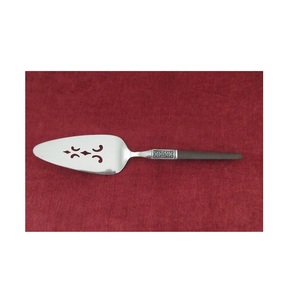 Cuillère à gâteau en métal de designer de luxe avec lame lisse idéale pour les anniversaires de mariage et les réunions de famille - Product Image 3