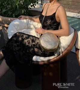 Sac bandoulière rond en cuir véritable italien fait main avec pompon - Product Image 4