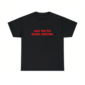 Camiseta con estampado de texto negro y rojo, sarcástico y humorístico, con la frase 'Dile No a las drogas para los niños', estilo meme Gen Z, unisex, cuello redondo, manga corta, para adultos - Product Image 3