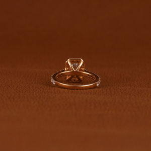 Anillo de compromiso de diamante cultivado en laboratorio de corte esmeralda de lujo de plata esterlina con ajuste de Halo de moda regalo certificado IGI para mujeres - Product Image 4