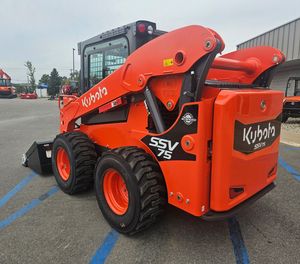 Cargadora de Ruedas Kubota SSV75 con Motor Diésel, Color Naranja, para Uso en Construcción y Agricultura - Product Image 5