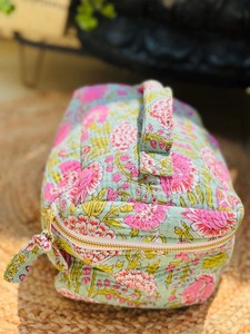 Boîte à maquillage vintage en coton à porter à la main avec fermeture à glissière - Résistante à l'eau, durable et écologique, organiseur de voyage - Product Image 3