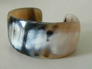 Vente en gros de bracelets en corne uniques, écologiques, faits à la main, personnalisables, romantiques, modernes, religieux, cadeaux de mariage, perles Saniya - Product Image 5