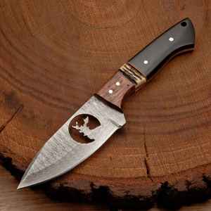 Cuchillo de Caza de Acero de Damasco Hecho a Mano al por Mayor para Supervivencia en Campamentos, con Hoja Fija, Mango de Madera, Personalizado con Funda - Product Image 1
