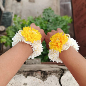 Gajra main fleur artificielle jaune blanc avec perles mariage indien Haldi Mehndi bijoux, bracelet floral demoiselle d'honneur - Product Image 1