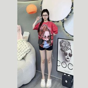 T-shirt chic à col rond avec design de dessin animé Short décontracté lumineux au-dessus de la longueur du genou pour mettre en valeur un style jeune cet été - Product Image 1