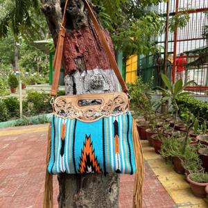 Meilleur sac à bandoulière de couverture de selle usinée sculptée à franges de conception occidentale comprend un ensemble d'embrayage à bracelet distinctif ensemble à large gamme - Product Image 1