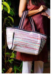 Sac fourre-tout de marché à rayures tissé à la main avec un design en coton multicolore tissé à la main, conçu pour les courses quotidiennes spacieuses et le transport décontracté - Product Image 3