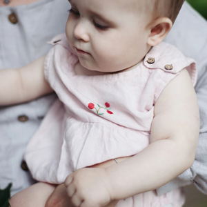 Vestido de lino suave bordado a mano para niñas, estilo informal para el primer cumpleaños de niños pequeños, OEM hecho en Vietnam - Product Image 2