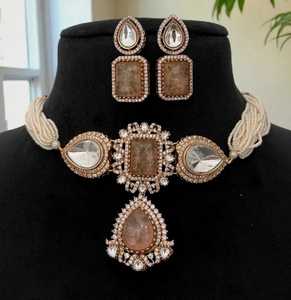 Ensemble de boucles d'oreilles élégantes en laiton plaqué or mat Polki Kundan bijoux à la mode pour les célébrations de mariage et d'anniversaire - Product Image 1