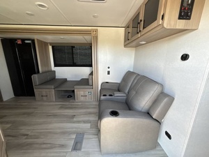 Nouvelle caravane hybride tout-terrain Keystone C-o-l-e-m-a-n Lantern 25REX 2026 en promotion - Product Image 6