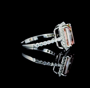 แหวนหมั้นเพชรชมพูทรงมรกตหรูหรา ประดับคริสตัลพรีเมียม พร้อมวงแหวนฝังเพชรแบบไมโครเพฟ - Product Image 4