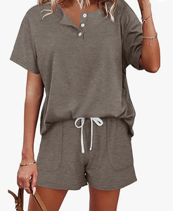 Tenues décontractées pour femmes en deux pièces, haut en toile à boutons et short avec imprimé de personnage et poches pour se détendre en été - Product Image 1