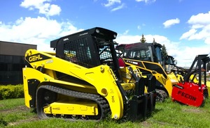 Chargeuse sur pneus diesel Gehl VT320 jaune, machine de construction, capacité de la benne de 0,45 m³ - Product Image 3