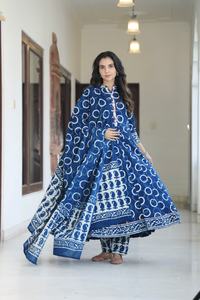 Conjunto Anarkali de Algodón Tradicional con Estampado a Mano en Índigo, Kurti hasta la Rodilla, Pantalón y Dupatta a Juego, Cómodo para Fiestas y Diwali - Product Image 5
