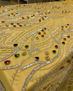 Tissu de maille de broderie perlée à la main de qualité supérieure avec des pierres de paillettes et des strass pour la robe de soirée robe de mariée - Product Image 2