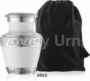Ensemble de 4 urnes souvenir en aluminium émaillé blanc dans une boîte en velours - Product Image 2