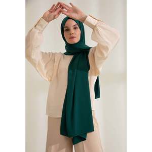 ผ้าคลุมไหล่ไหมสีเขียวเมดินาไพน์ - Product Image 2