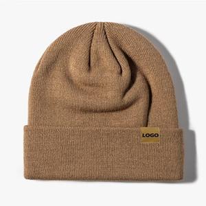 Fabricante de gorros con parche de cuero personalizado para hombres y mujeres, gorros personalizados de invierno suaves y cálidos, gorro de punto, gorro de esquí de invierno acanalado - Product Image 2