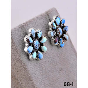 Boucles d'oreilles pendantes artisanales en turquoise et argent sterling, motif floral élégant, serti clos, par Golden Hill - Product Image 5