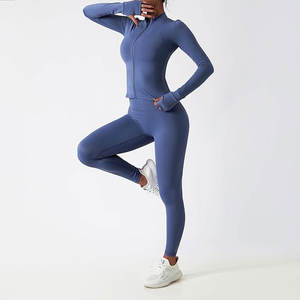 Conjunto de yoga sin mangas para mujer con logotipo personalizado Diseño de secado rápido transpirable Patrón sólido Logotipo frontal Pantalones cortos Longitud - Product Image 3