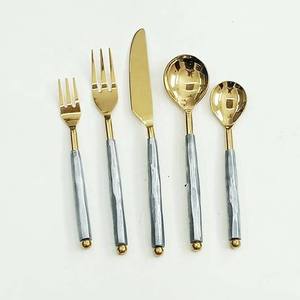 Ensemble de couverts élégant en acier inoxydable avec poli miroir et poignée en résine rose pour cadeaux d'affaires et occasions spéciales - Product Image 2