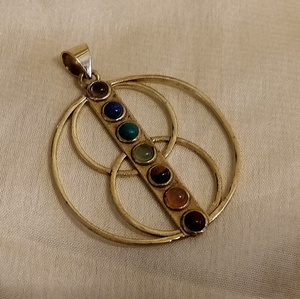 Belle pierre précieuse 7 couleurs 7 Chakra Pendentif Chakra Pierre naturelle - Product Image 1