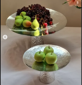 Bols à chocolat de qualité présentation festive de bonbons salade et bols de noix de fruits pour table à manger élégante et affichage de fête de mariage - Product Image 1