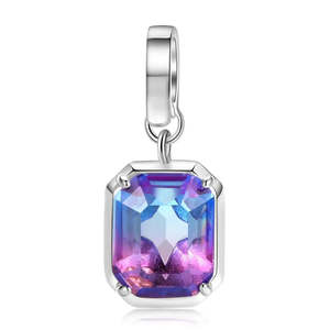 Pendentif ou breloque en zircon diamanté argenté, forme diamant taille émeraude - Product Image 4
