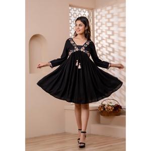 Vestido Mini Acampanado Negro con Bordado Floral, Estilo Casual para Mujer, Cintura Imperio con Lazo, Huecos, Talla XS, para Uso Diario y Club - Product Image 1