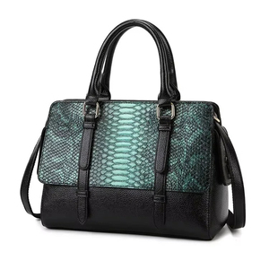 Sac fourre-tout en similicuir pour femme avec motif serpentins, noir et vert sarcelle, sac à bandoulière classique pour usage quotidien - Product Image 1