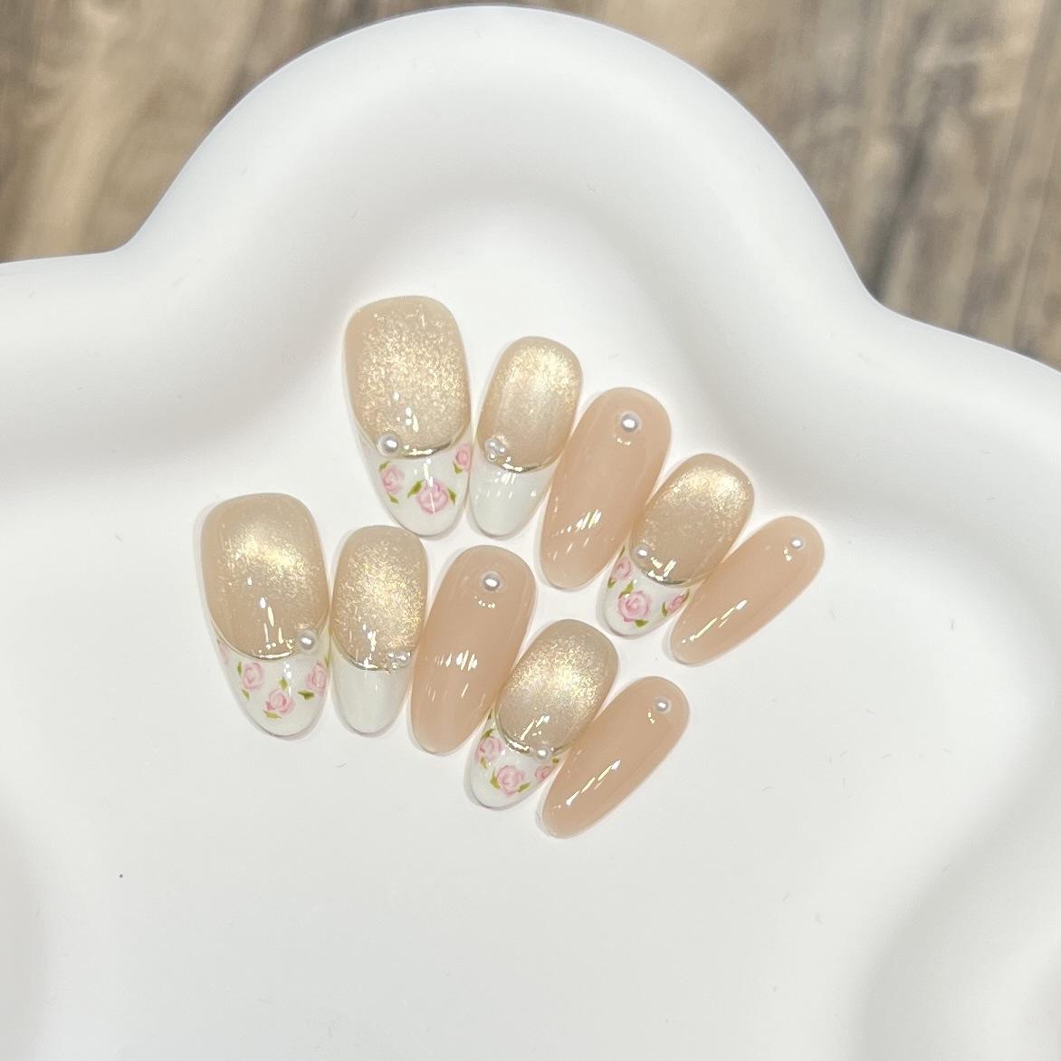 สีงาช้างครีมและสีทองแชมเปญ