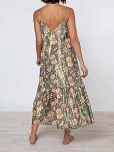 Robe d'été vintage écologique à col bateau, longueur mi-mollet, imprimé floral lamé marine, bretelles réglables, ourlet à volants, lavable, sans manches - Product Image 2